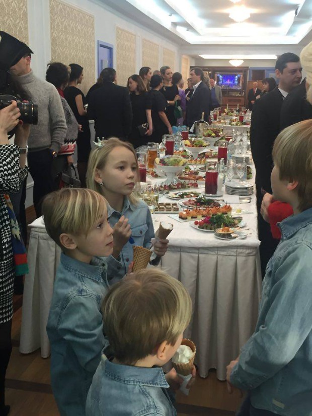Гости фуршета в Кремле наслаждаются джелато и сорбетами