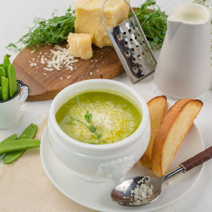 Суп-крем из зелёного горошка с мятой и пармезаном