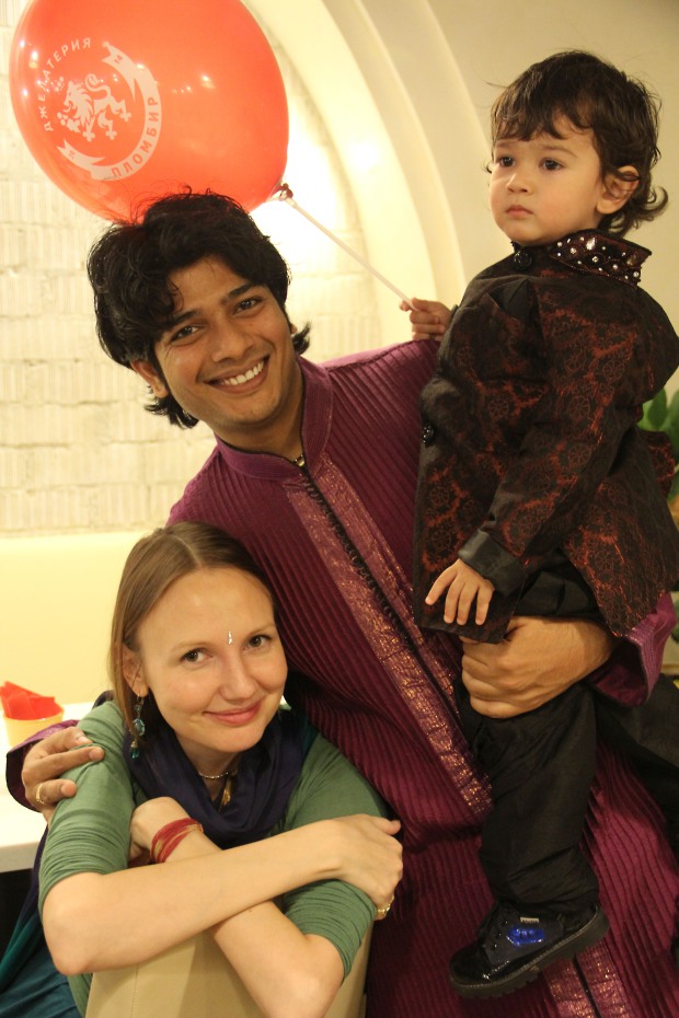 Индийский певец Битту Маллик и его семья в кафе "Пломбир" в ЦДМ